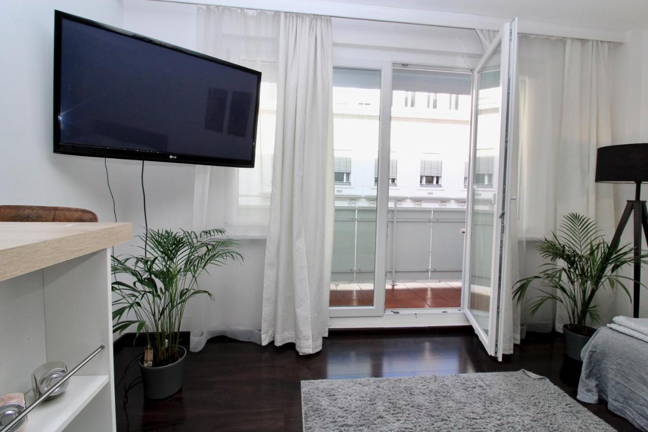 Balcony - Next To Opera Apartment Wien